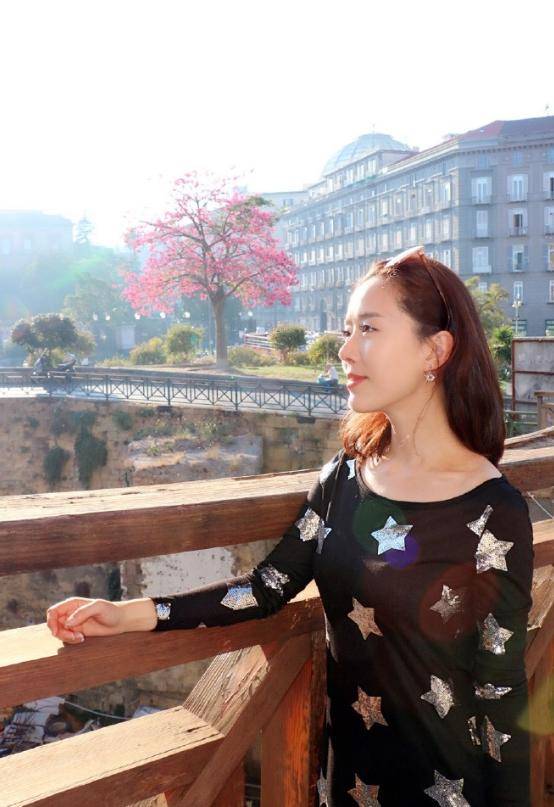 设计 颜丹晨私服穿搭好惊艳！黑色连衣裙简约舒适，星星图案点缀好少女