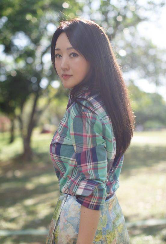 杨钰莹 奔五的杨钰莹不会老吗？衬衫配印花半裙青春靓丽，状态如19岁少女
