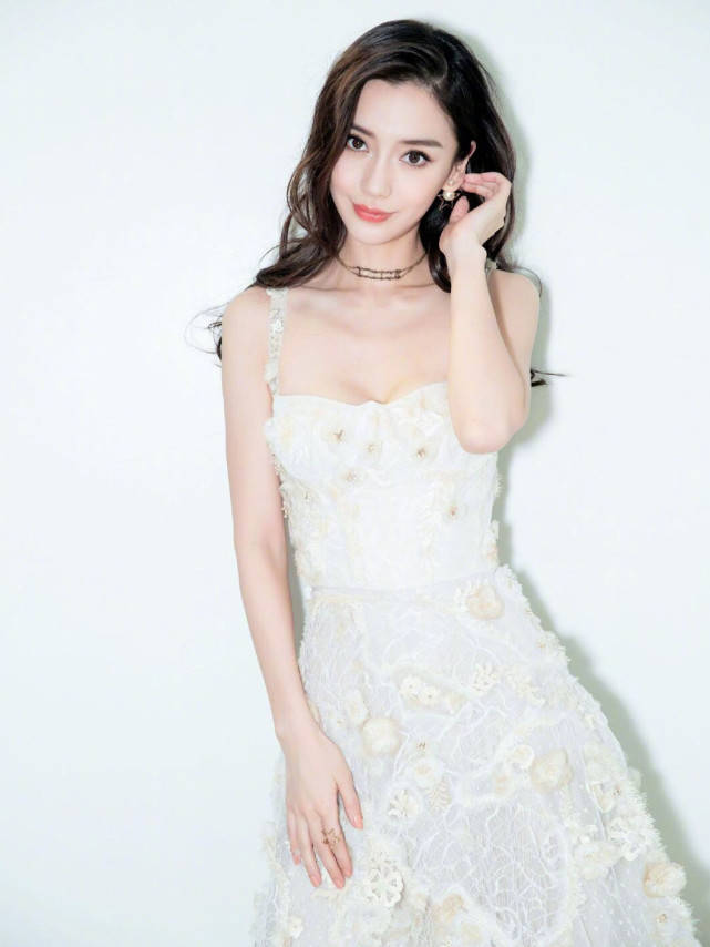 好身材 aby、迪丽热巴穿吊带碎花连衣裙，大秀性感锁骨和肩部曲线，少女感爆棚