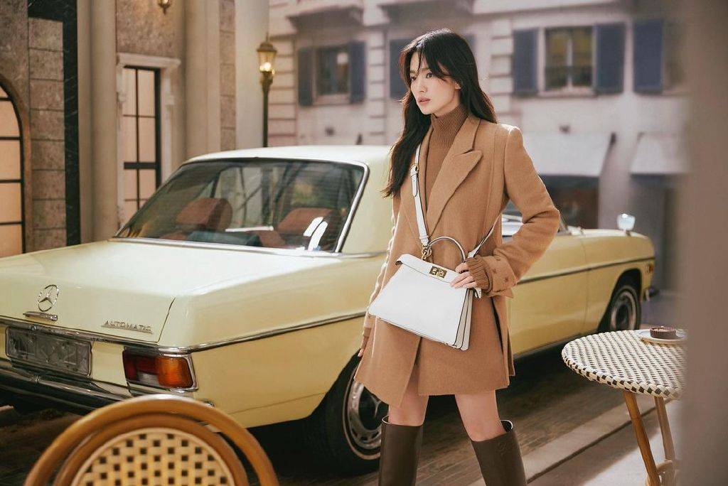 微带 轻熟纯欲风穿搭太绝了！