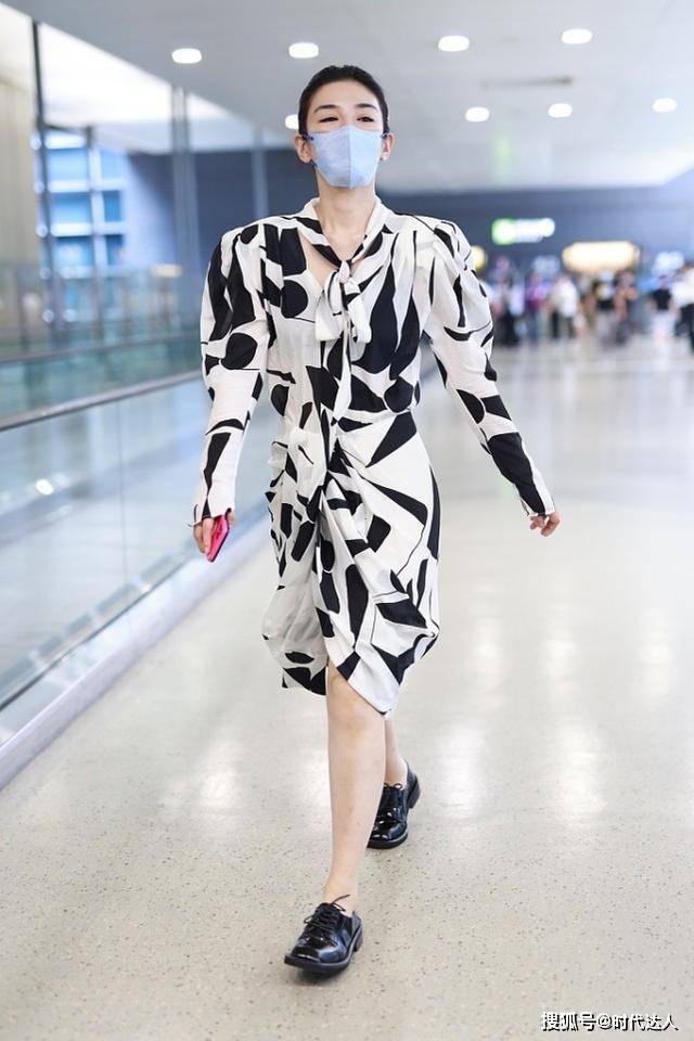 黄奕 黄奕的“一字肩”好明显，穿裙子更是撑得起来，不过就是显身板宽