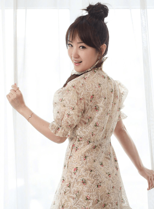 黑长直 49岁杨钰莹简直逆生长！黑色连衣裙优雅高贵，配黑长直发型似18岁