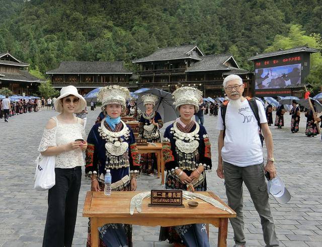 设计 陈法蓉带父亲旅游！蕾丝上衣搭配阔腿裤清爽简约，父女同框超温馨