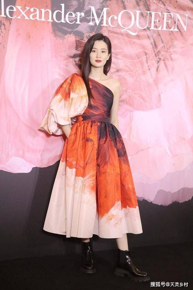 颜色 色彩搭配百变多样，撞色搭配、同色系搭配都特出彩，快来尝试吧