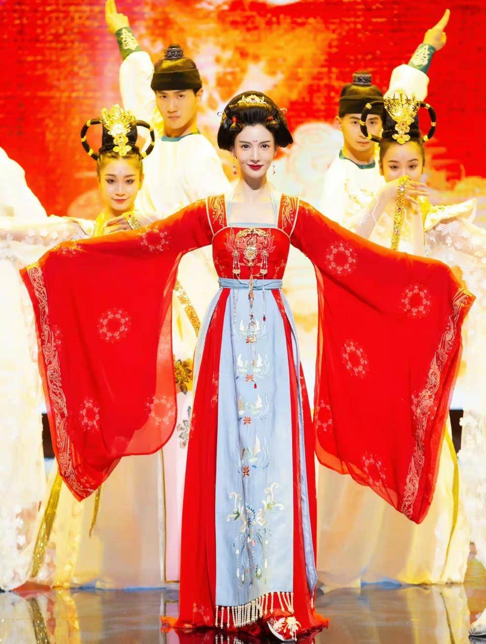 黑色 双11晚会女星造型绝美！周冬雨穿吊带高开叉裙，张韶涵马甲线吸睛