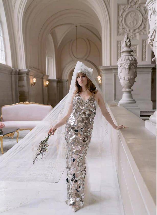 高定 顶级名媛出嫁展现豪门底蕴！高定婚纱不镶钻缝玻璃，连狗都穿仙裙
