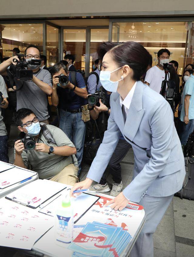 银灰色 邝美云哪像56岁？一袭银灰色西装利落干练，气质惊艳，状态超好