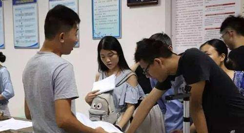 现实有种“整容”叫上大学，现实版“丑小鸭变天鹅”，网友：不敢相信