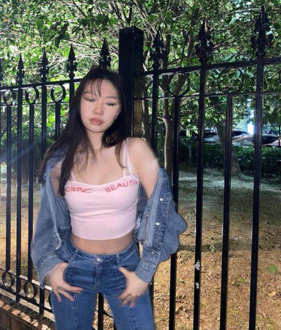 虽然甄济如只有17岁,但是穿着打扮和穿着都非常时尚,大胆,针对穿衣