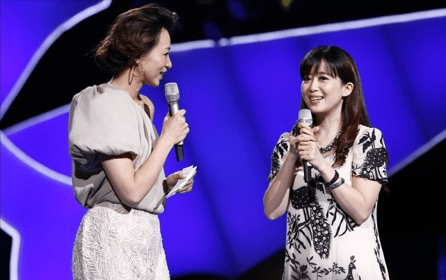 魅力 孟庭苇董卿同穿裸色裙，差11cm却不影响气质，中年原来也能挺美