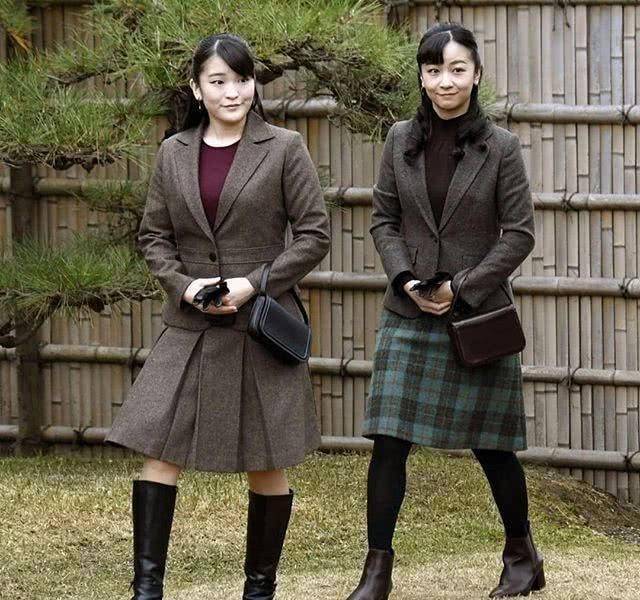 呢子 佳子公主的穿搭适合秋冬，深色服装温暖又舒适，穿起来也很显身材