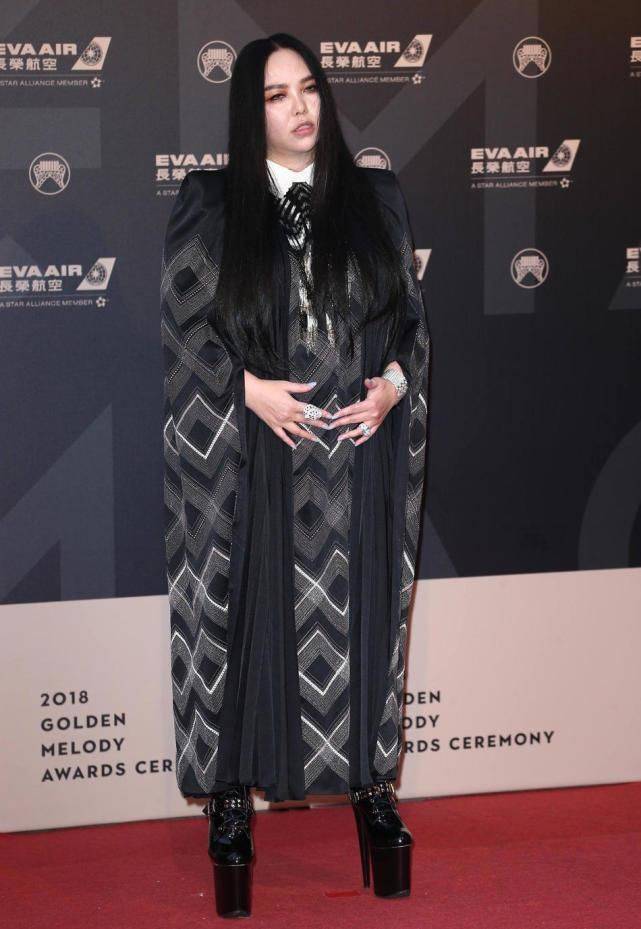 脸颊 张惠妹减肥瘦身了也不漂亮，脸颊松弛下垂，有老阿姨的感觉了！