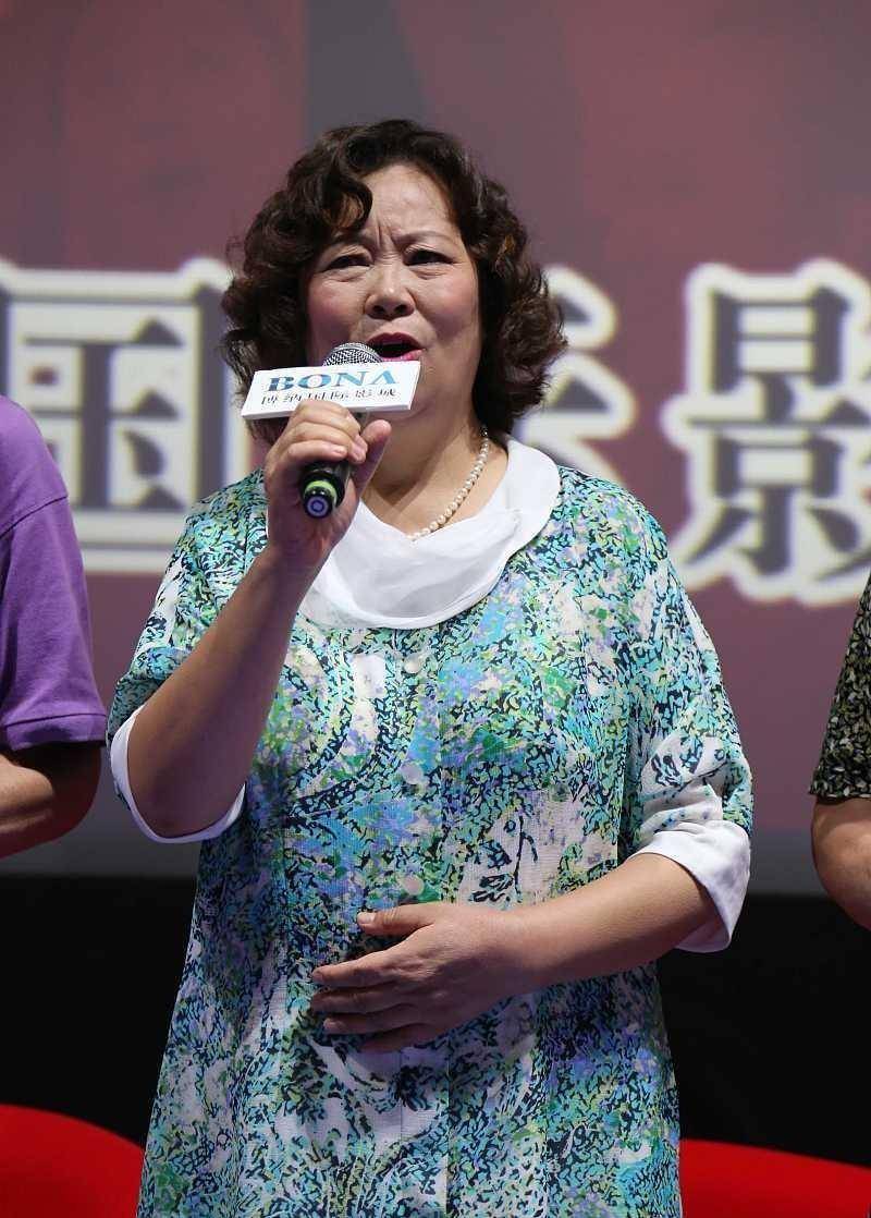 建议 女人过了50岁建议穿长裙，优雅与高级并存，方青卓奶奶也在穿