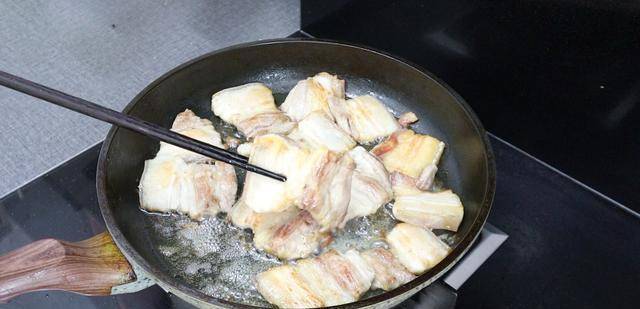 汤汁|五花肉新做法,实在太香了,不用炒,不加水,上桌吃的汤汁都不剩