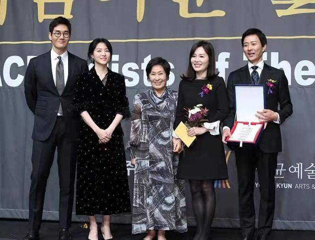 饰品 李英爱真是韩国的刘诗诗，活动造型永远优雅至上，保暖偏偏还养眼
