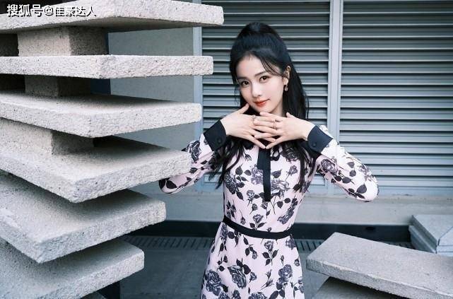 身材 白鹿气质挺纯的，穿印花吊带裙清新大方，身材不算骨感但挺迷人