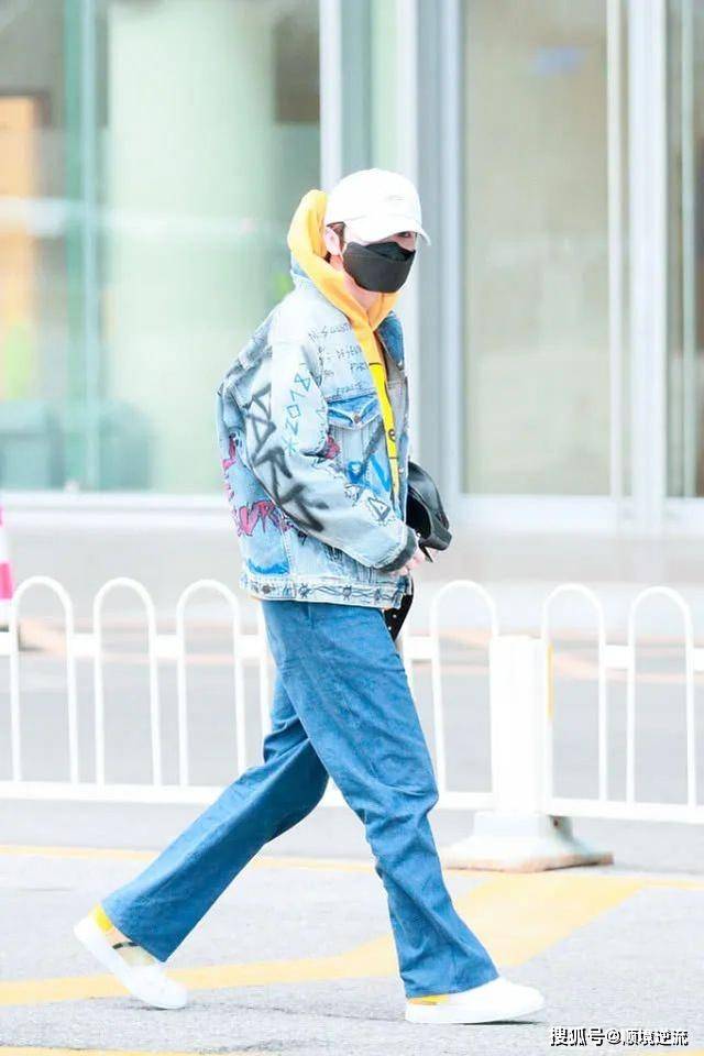 卫衣 爱豆帅气复工造型,鹿晗打造嘻哈风,黄子韬穿皮裤展露完美身材