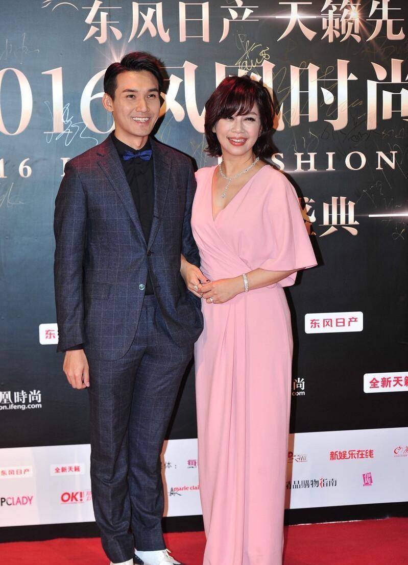 老公 粉色不仅显嫩还优雅，年已半百的陈松伶，同框小7岁老公也不违和