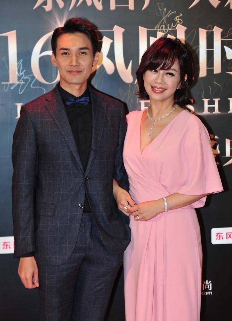 老公 粉色不仅显嫩还优雅，年已半百的陈松伶，同框小7岁老公也不违和