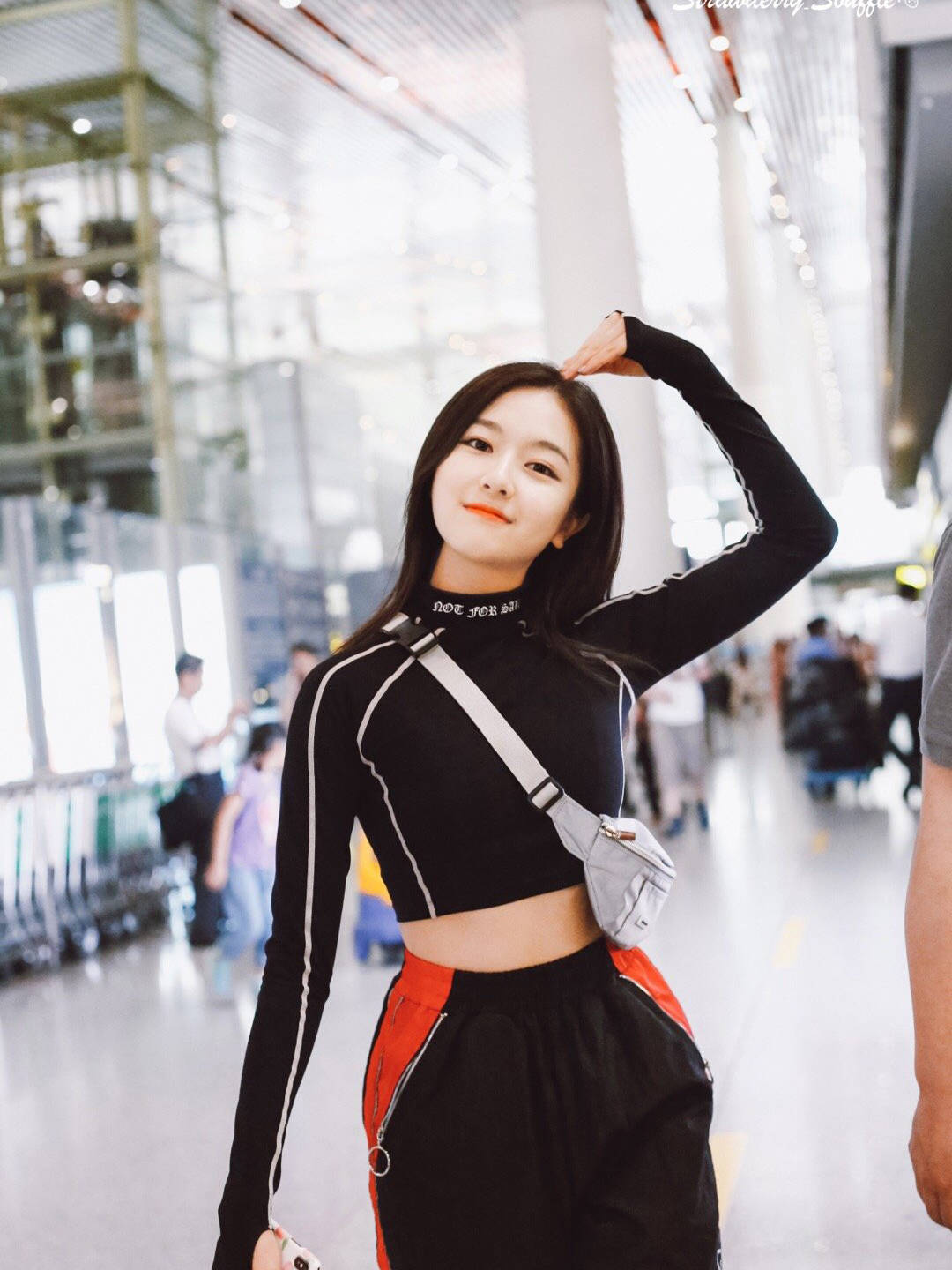 原创李兰迪瘦身成功,穿露脐上衣走机场,大秀马甲线!