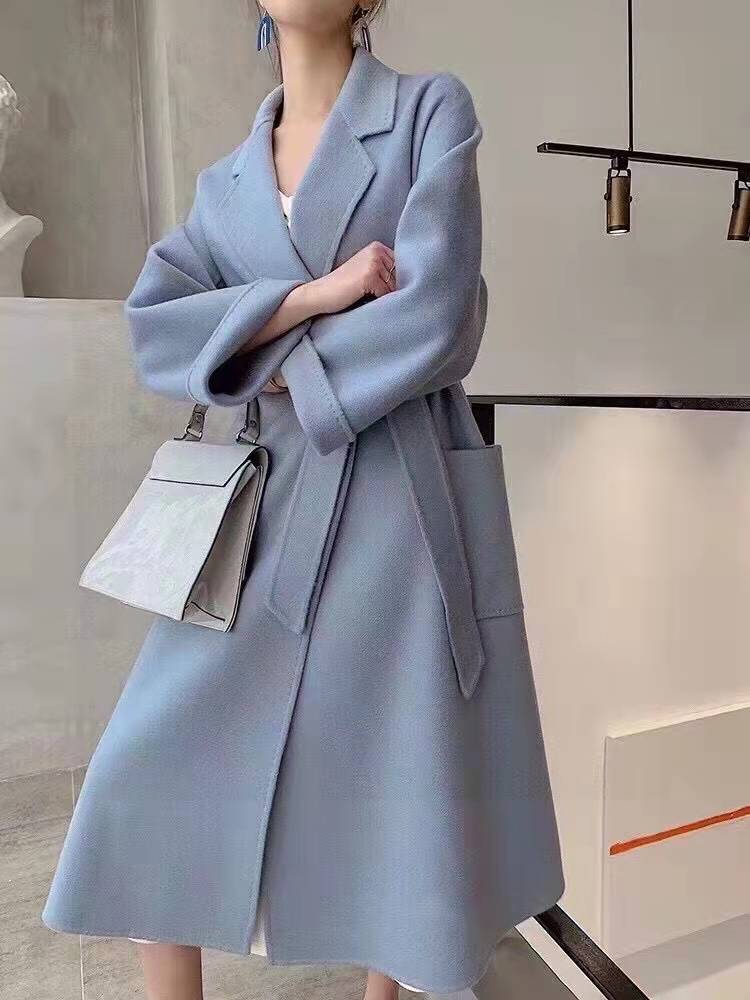 感觉 丢掉你的驼色卡其大衣吧，这些亮色大衣更强势吸睛，高级又不俗气