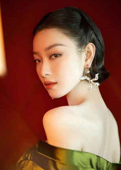 显得 倪妮的气质太惊艳了,绿色露肩裙高级精致,举手投足都是万种风情