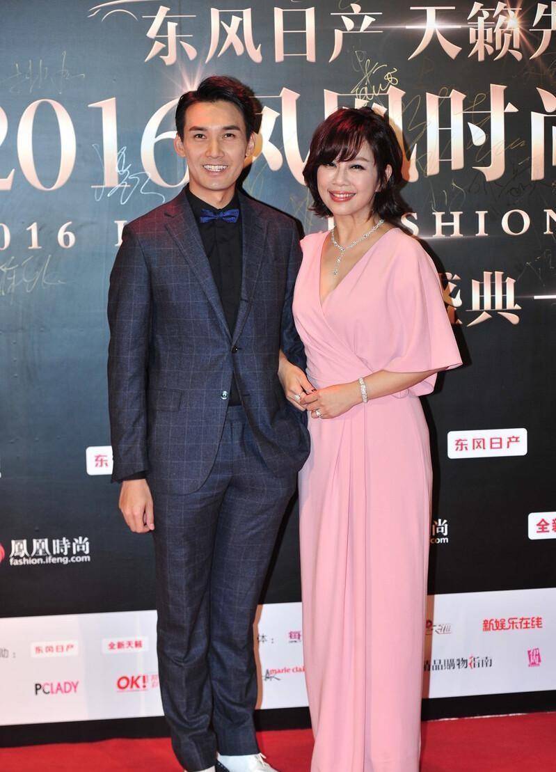 老公 粉色不仅显嫩还优雅，年已半百的陈松伶，同框小7岁老公也不违和