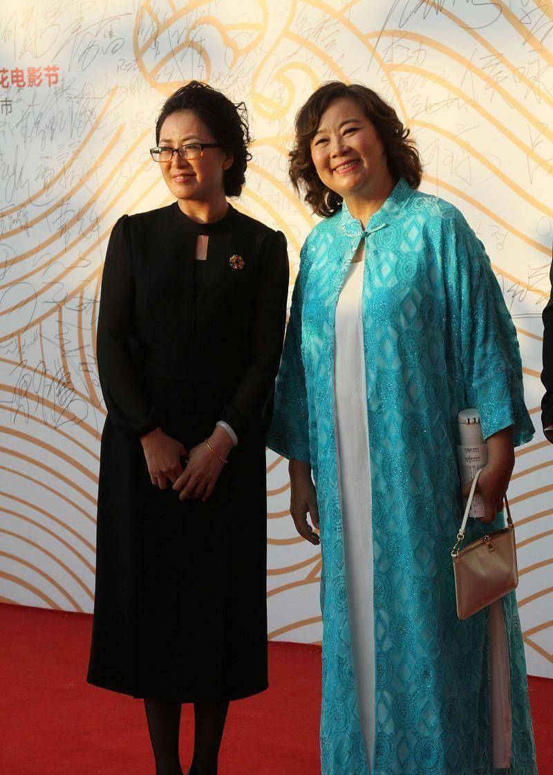 建议 女人过了50岁建议穿长裙，优雅与高级并存，方青卓奶奶也在穿