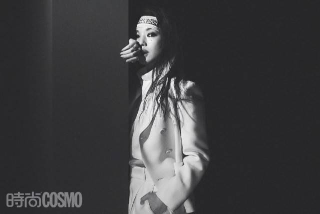 颜色 舒淇的硬照不会出错！时隔两年再穿Dior拍闭年刊，气场全开变女王