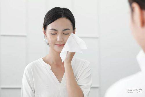 发型女人想要老得慢，维持肌肤年轻有气质，除了护肤，还要做好4件事