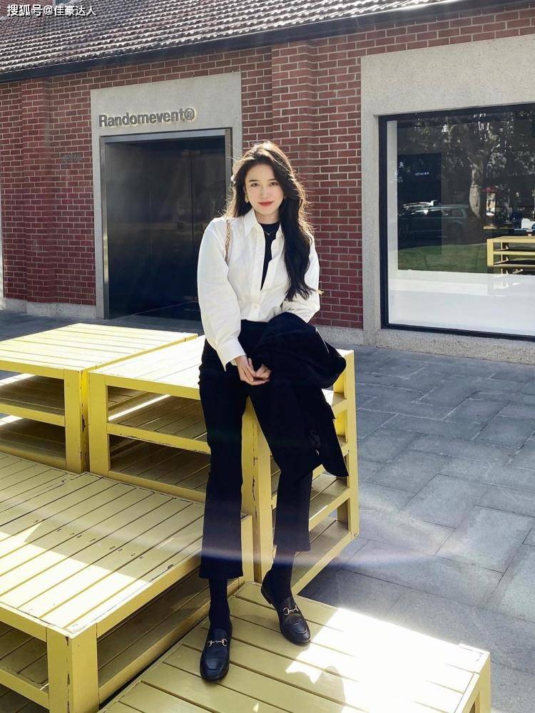 黑色 这个冬天“灯芯绒西装”火了，保暖还有大女人韵味，值得借鉴