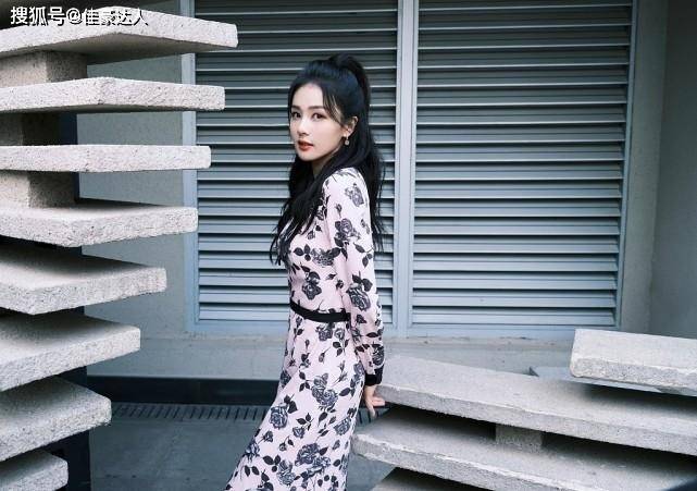 身材 白鹿气质挺纯的，穿印花吊带裙清新大方，身材不算骨感但挺迷人
