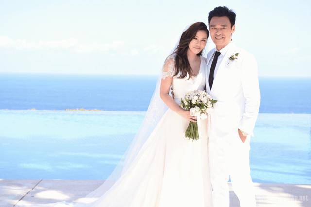 流苏 钟镇涛与老婆同框！穿蓝色外套帅气减龄，看不出与老婆相差13岁