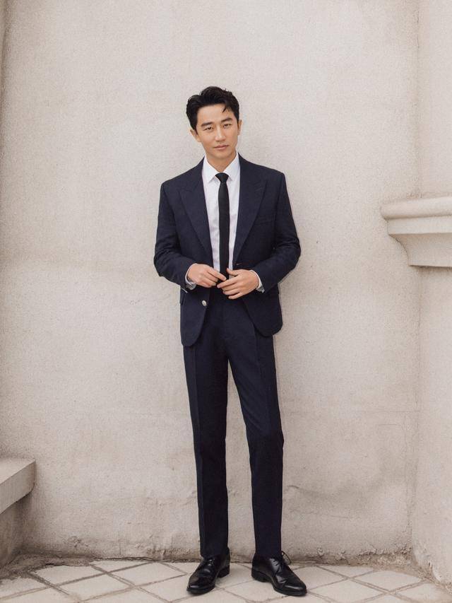 黄轩井柏然易烊千玺同样穿西装,造型风格相差很大,怎么搭很重要_西服