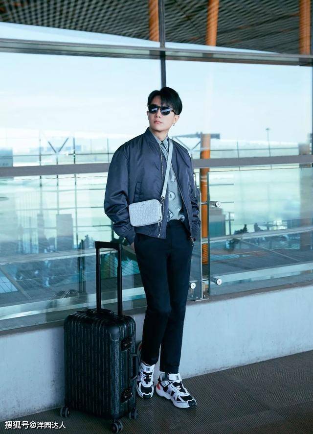 运动鞋 34岁黄轩开启巴黎看秀之旅，飞行夹克+运动鞋，造型实用时髦