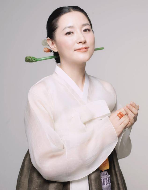 饰品 李英爱真是韩国的刘诗诗，活动造型永远优雅至上，保暖偏偏还养眼