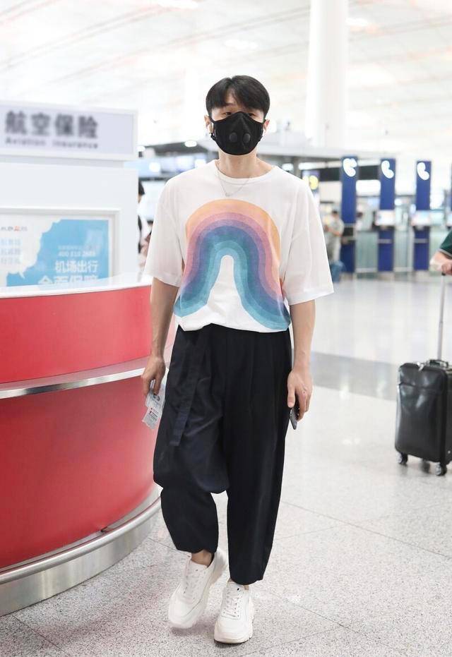 设计 李荣浩夏日清爽造型，短裤+拖鞋舒适个性，简洁单品穿出时髦感
