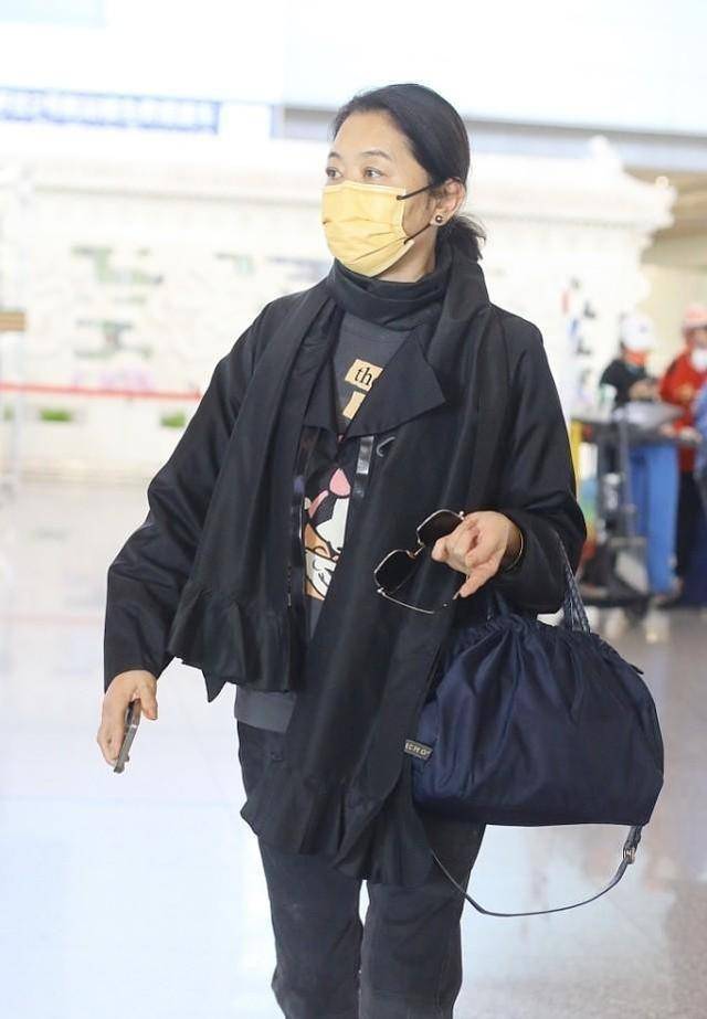 卡通 倪萍虽然老了，可是穿衣还挺时髦的，短风衣配卡通卫衣显出活力