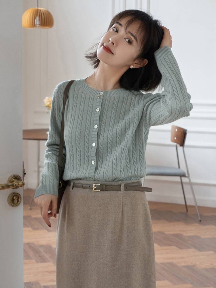 设计 秋冬，高级感穿搭指南，针织衫搭配半身裙，温柔知性更具女人味