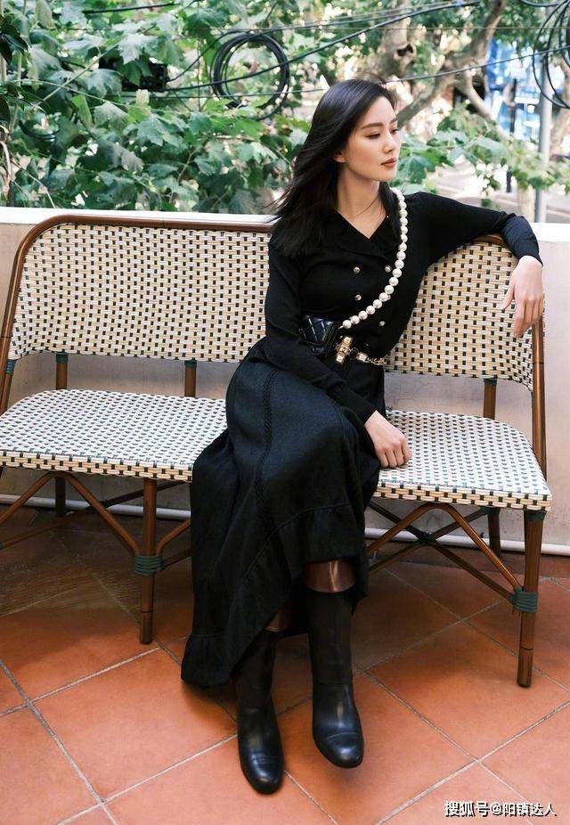 呢子 33岁刘诗诗戴贝雷帽太甜了，大衣加衬衫好减龄，说她23岁都嫌多