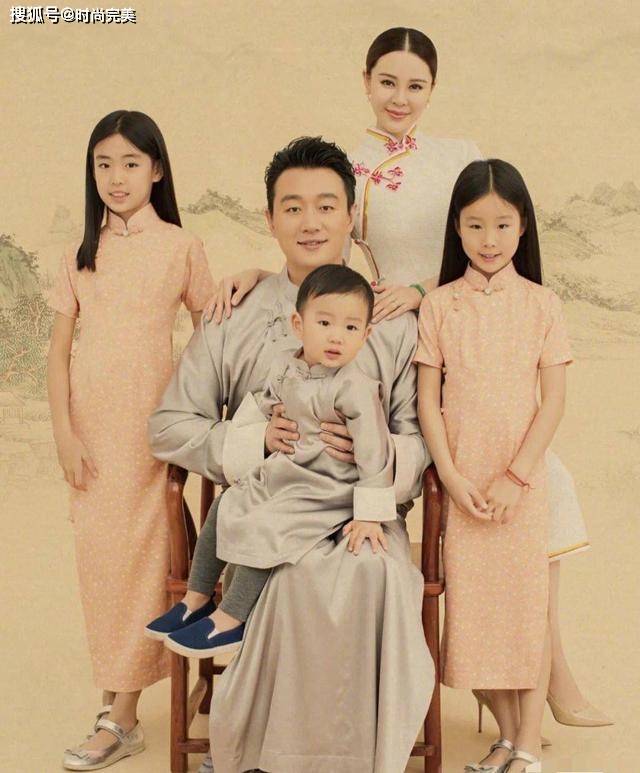 设计 佟大为夫妇合体亮相，关悦穿露肩裙性感大方，硬把老公衬成背景板