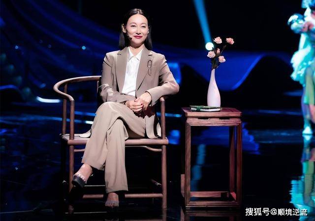 配饰 惠英红真有勇气，浅色大衣配洞洞拖鞋走机场，有哪个奶奶敢这么穿