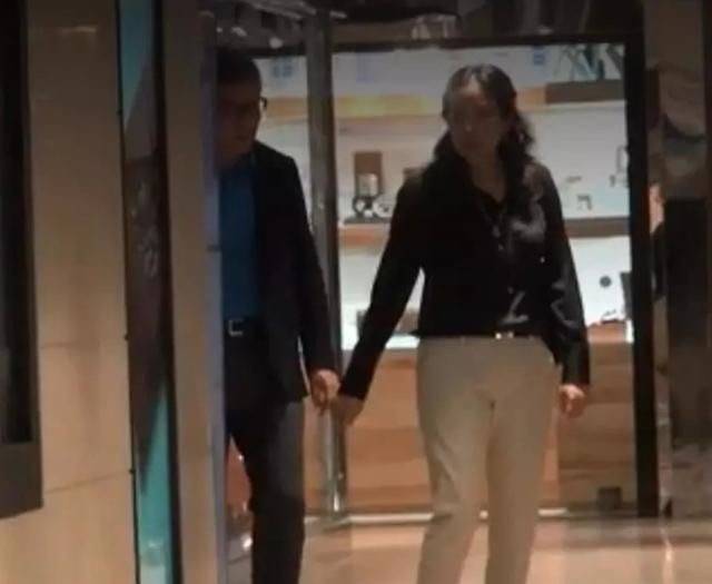 老人朱玲玲逛街被拍，穿卫衣套羽绒背心，是老人打扮但也很漂亮时髦！