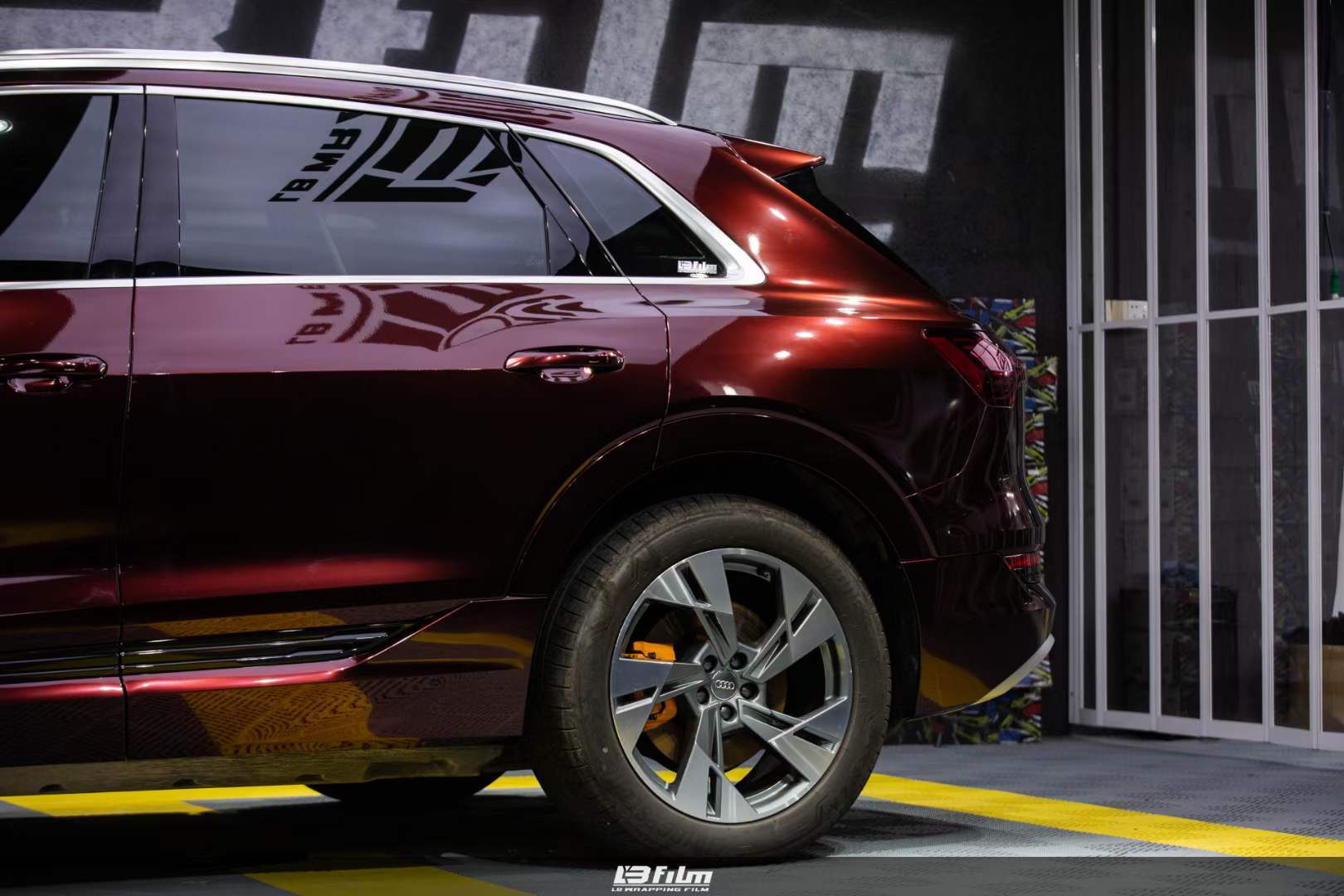 奥迪etron汽车lb改色膜超亮金属黑玫瑰