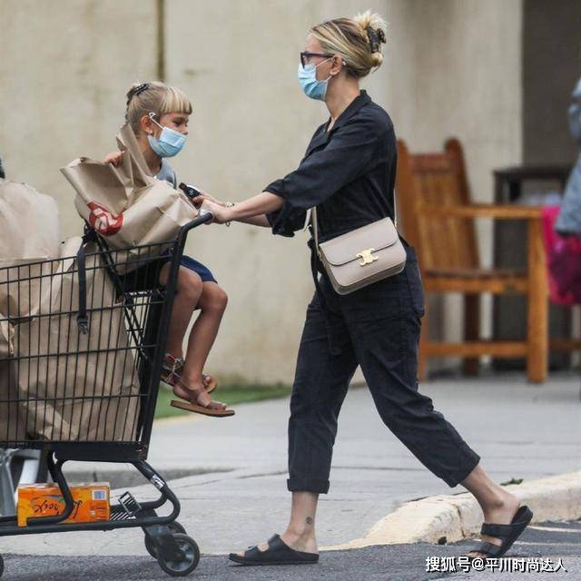 个头 小个子女生怎么穿才显高？看女神斯嘉丽示范，160也能穿出女王范