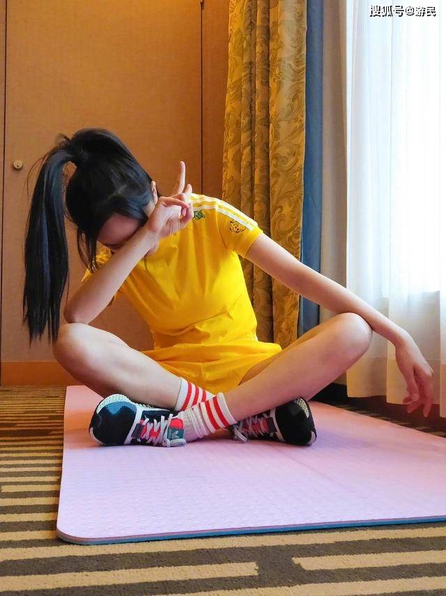 黄卫衣 趁着亮丽黄还没大火，赶紧跟着杨幂学起来，简单3招让你时尚满满