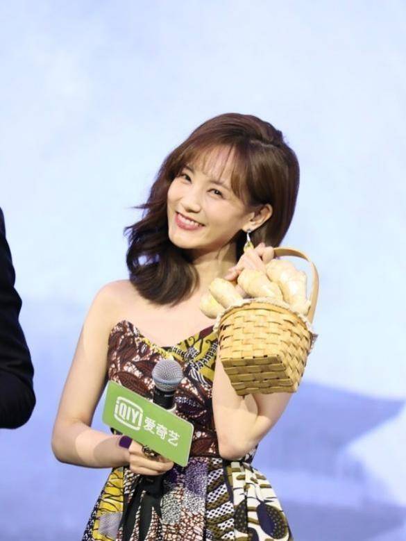 李一桐 姚笛李一桐同框比美，穿裙装效果不一样，看得出身材有多重要