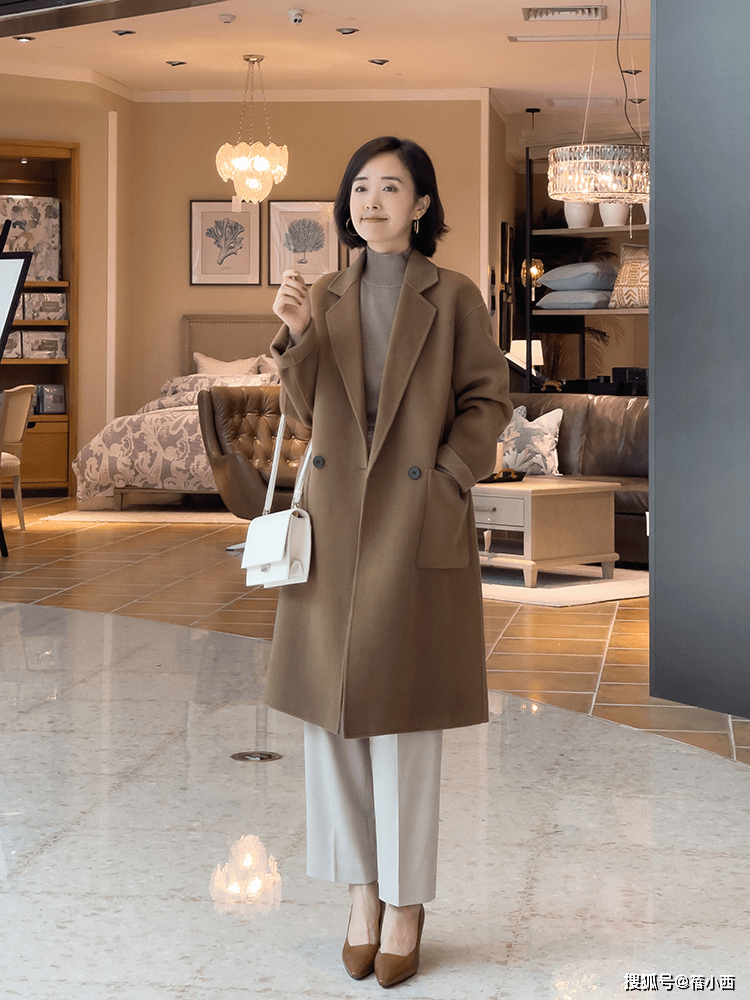 驼色 奔三奔四的女人，冬季穿大衣要记住这3个技巧，轻松穿出好气质