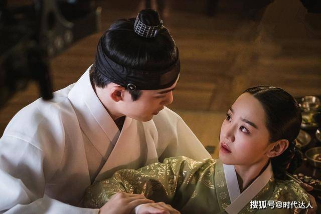 金正贤 申惠善果然是美人坯子，白色连衣裙配长卷发如仙女下凡，气质真绝