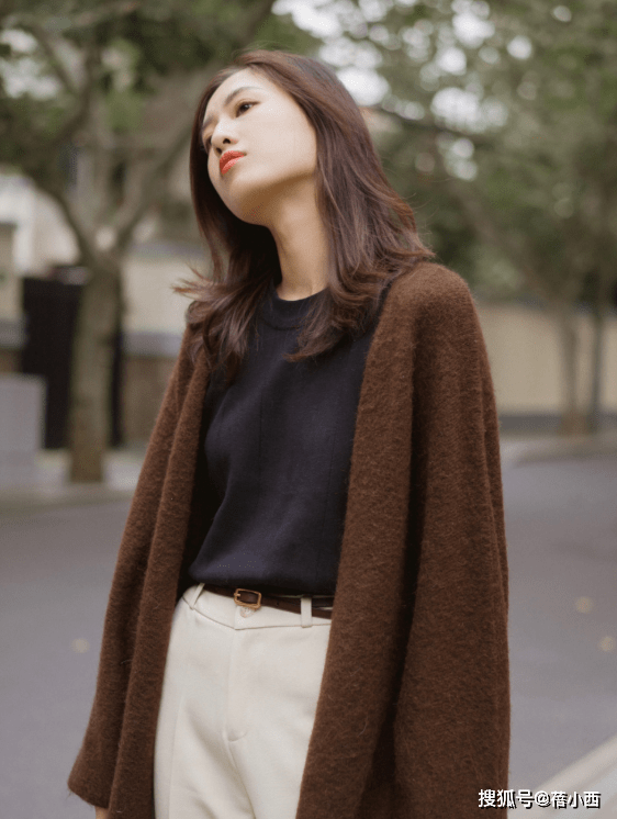 黑色 打底裤早烂大街了，“奶白裤”才是当季王者！搭配大衣、西装好美